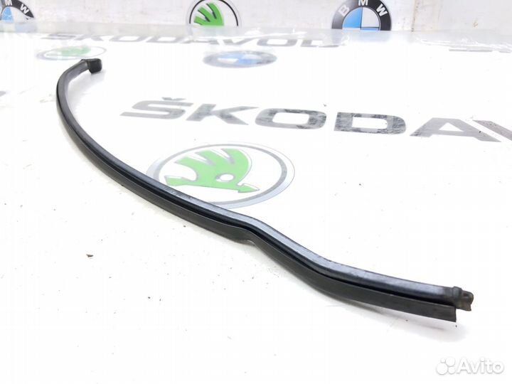Уплотнитель двери задний правый Skoda Octavia A7