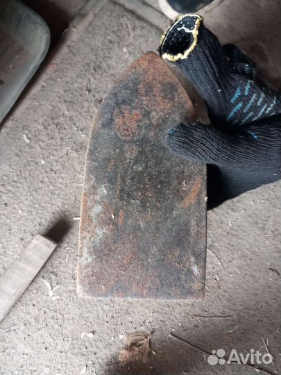 Старинный утюг на углях