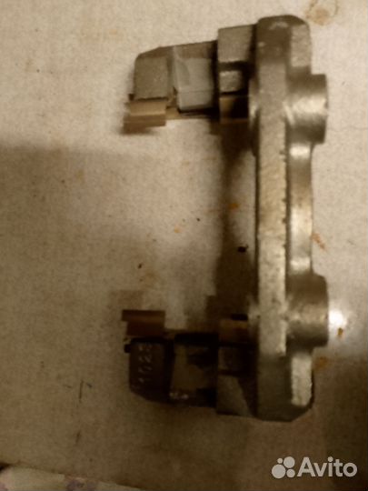 Скоба суппорта Шевроле Ланос с направляющими