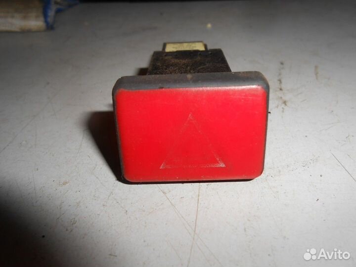 Кнопка аварийной сигнализации (Audi A4)