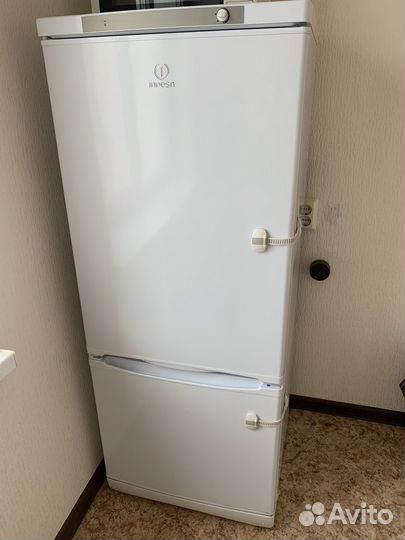 Холодильник Indesit