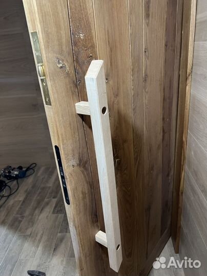 Стильные дверные ручки из дуба