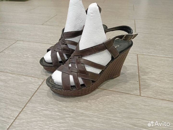 Босоножки женские 37.5 на танкетке