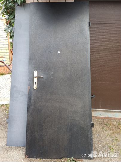 Дверь входная металлическая правая бу