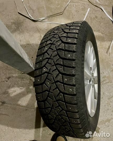 Bridgestone Blizzak Spike-02 215/60 R16 95T