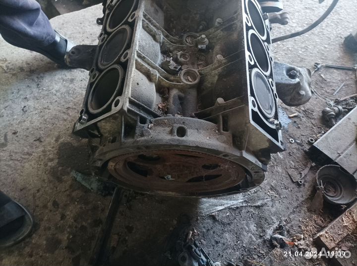 Блок двигателя мерседес 220. 112944. 3.2