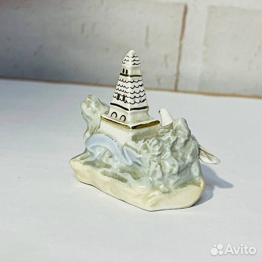 Статуэтка Голубь у обелиска