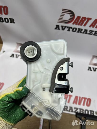 Замок передней правой двери Lexus LX 570