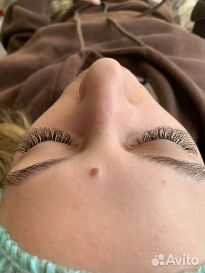 Наращивание ресниц и маникюр