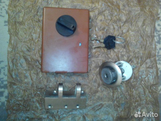 Замок дверной накладной