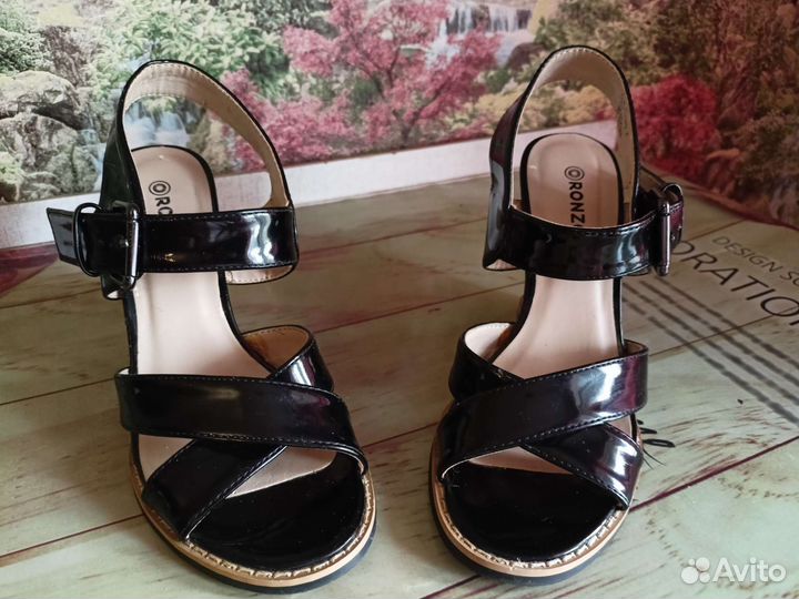 Черные лаковые босоножки на танкетке 36 размер