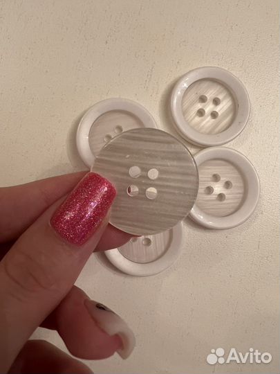 Пуговицы белые