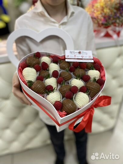 Клубника в шоколаде и цветы