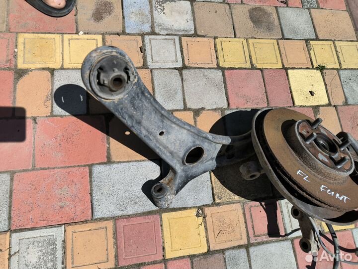 Toyota Funcargo кулак левый в сборе с рычагом