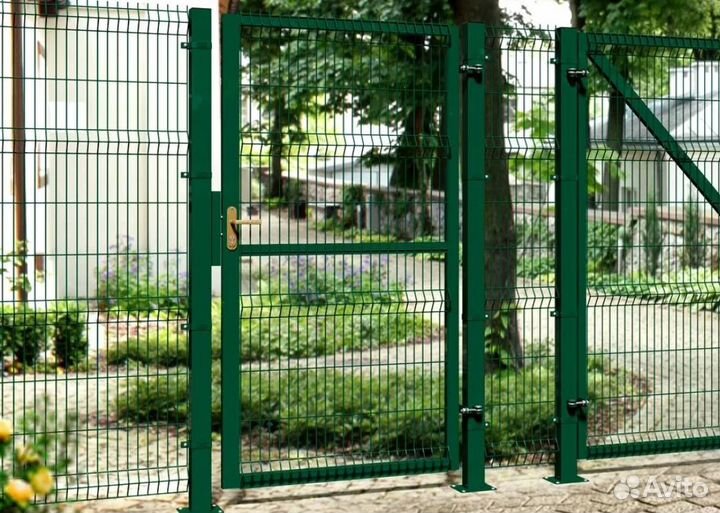 Забор металлический с металлическими столбами каче