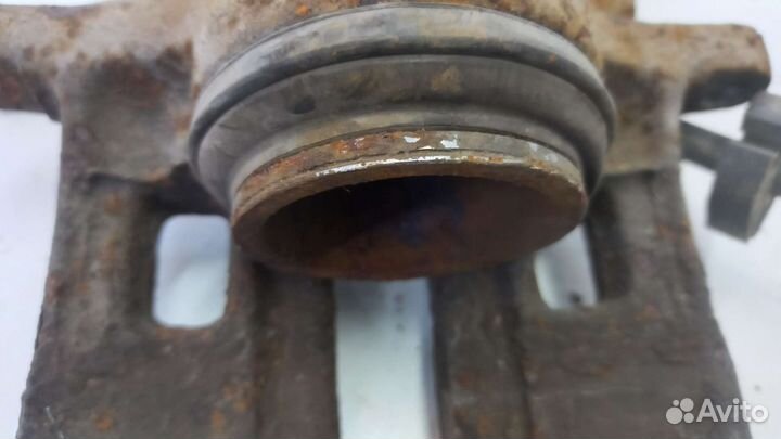 Суппорт передний правый Peugeot 607