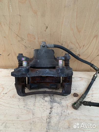 Передний правый суппорт Ниссан Примера P12