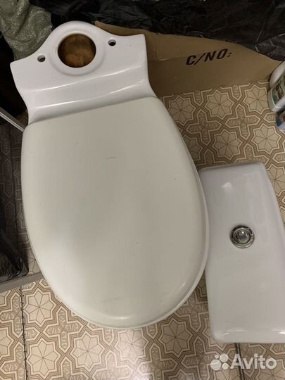 Унитаз и бачок для унитаза фирмы 