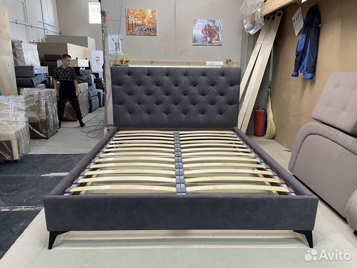 Современная кровать с мягким изголовьем