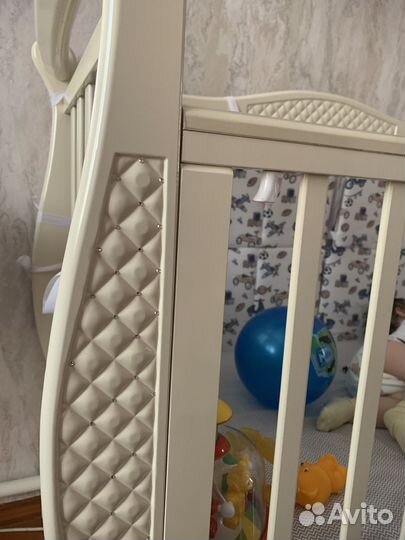 Детская кроватка с маятником и ящиком