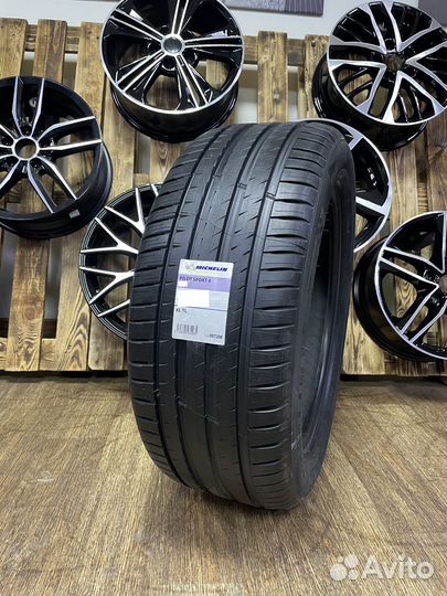 Michelin Pilot Sport 4 245/40 R19 и 275/35 R19 98Y