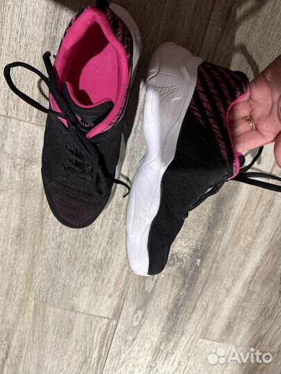 Кроссовки женские