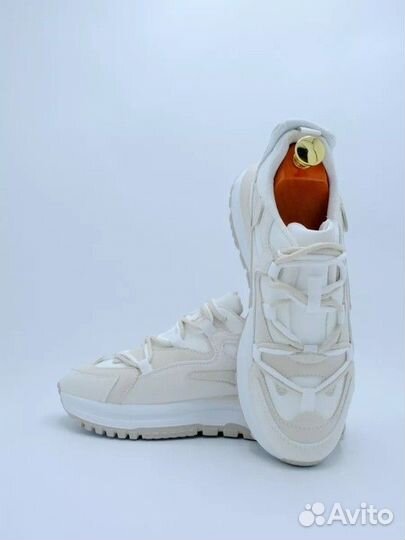 Кроссовки женские