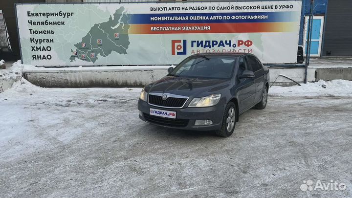 Усилитель заднего бампера Skoda Octavia (A5) 1Z580