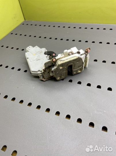 Замок двери левый Nissan Primera P11