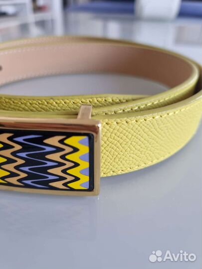 Желтый кожаный ремень с пряжкой с эмалью