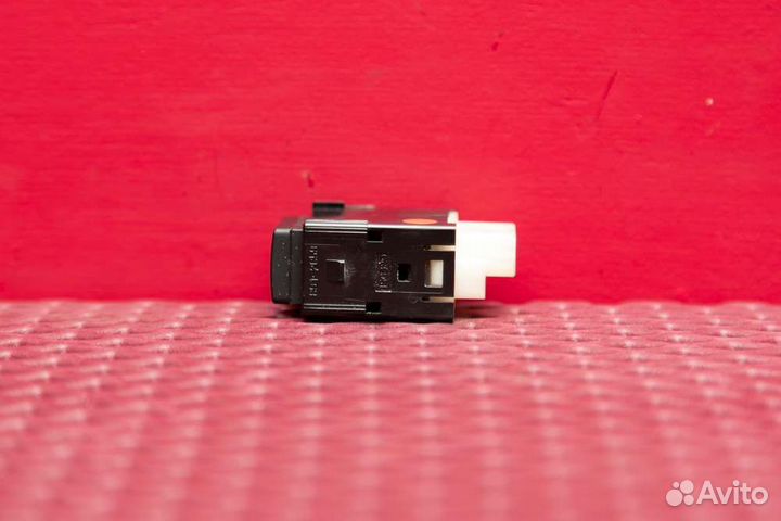 Кнопка камер кругового обзора Toyota Land Cruiser