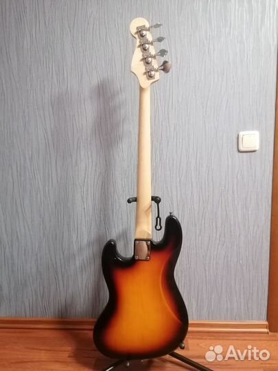 Бас гитара с комбоусилителем