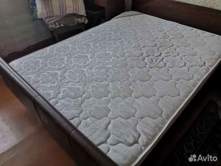 Кровать с матрасом