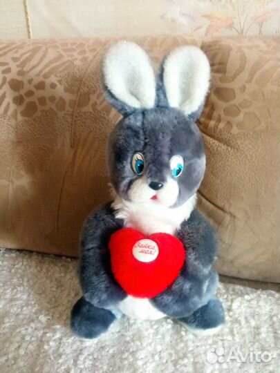 Большой плюшевый заяц