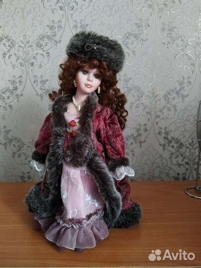 Кукла фарфоровая