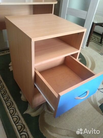 Детский письменный стол (с тумбочкой)