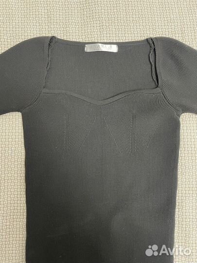 Черный лонгслив с декольте