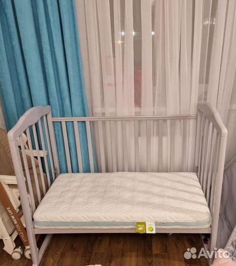 Детская кроватка с маятником