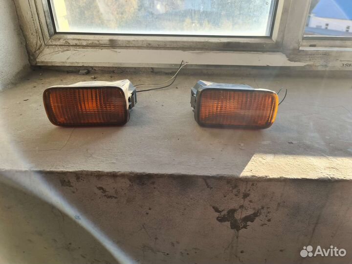 Поворотник nissan Skylina 34