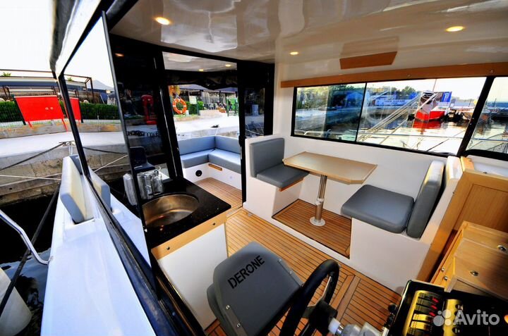 Моторная пластиковая яхта с Флайбриджем