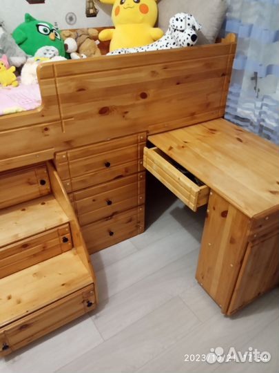 Детская кровать со столом, шкафом и матрасом