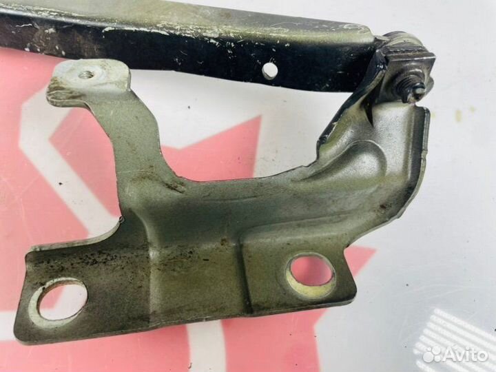 Петля капота левая Volvo V50 2006