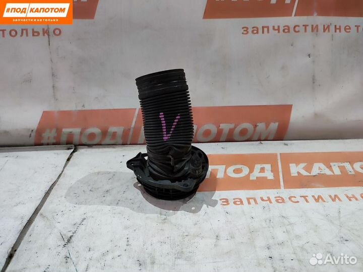 Патрубок воздушного фильтра правый Volkswagen B6