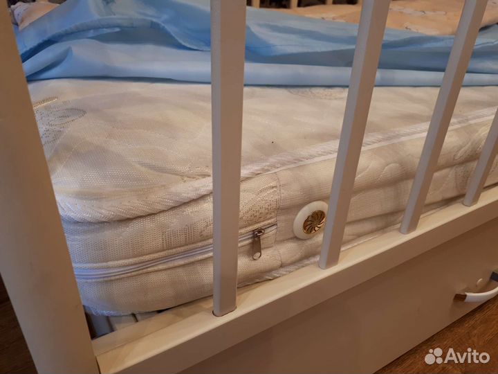 Детская кроватка с маятником