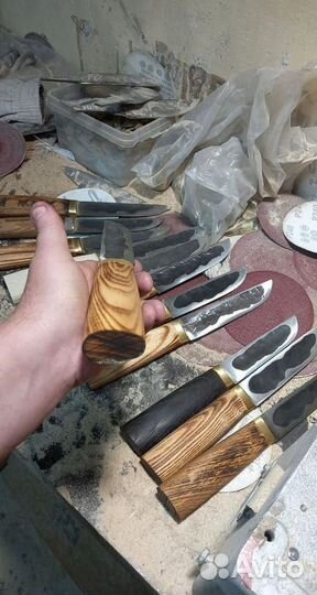 Нож охотничий заточку держит