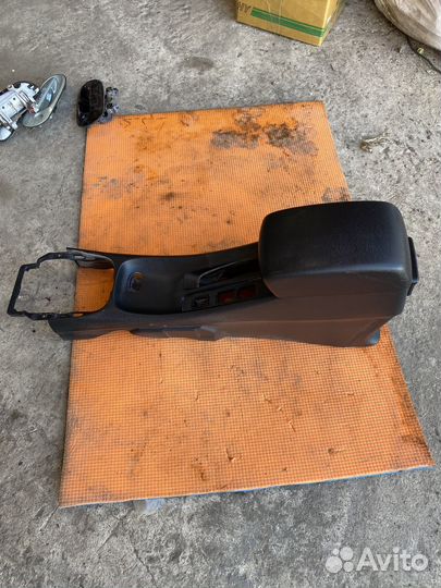 Подлокотник Nissan Almera Classic