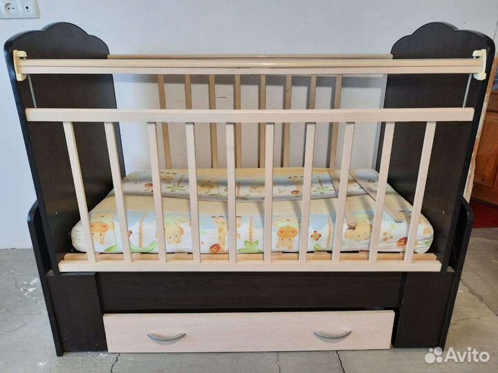 Детская кроватка с маятником и ящиком для белья