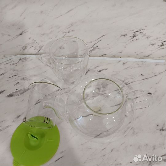 Заварочный чайник с силиконовой крышкой и чашка