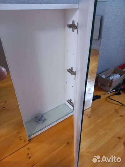 Шкафчик с зеркалом в ванную