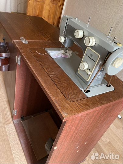 Швейная машина Чайка 142